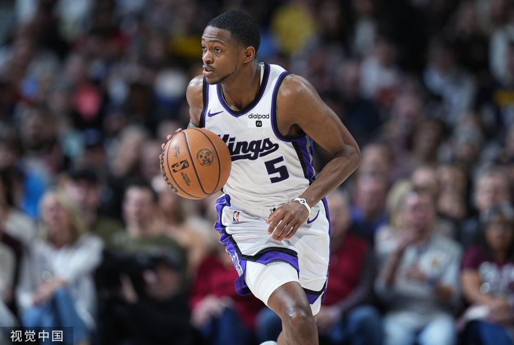 她依然保持 她依然保持